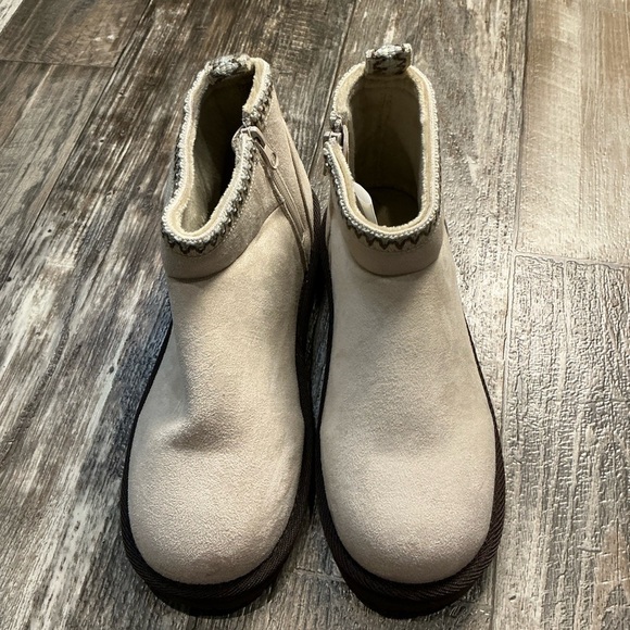 New Muk Luks Stylish Cream Ankle Boots Size 9 - Picture 1 of 11